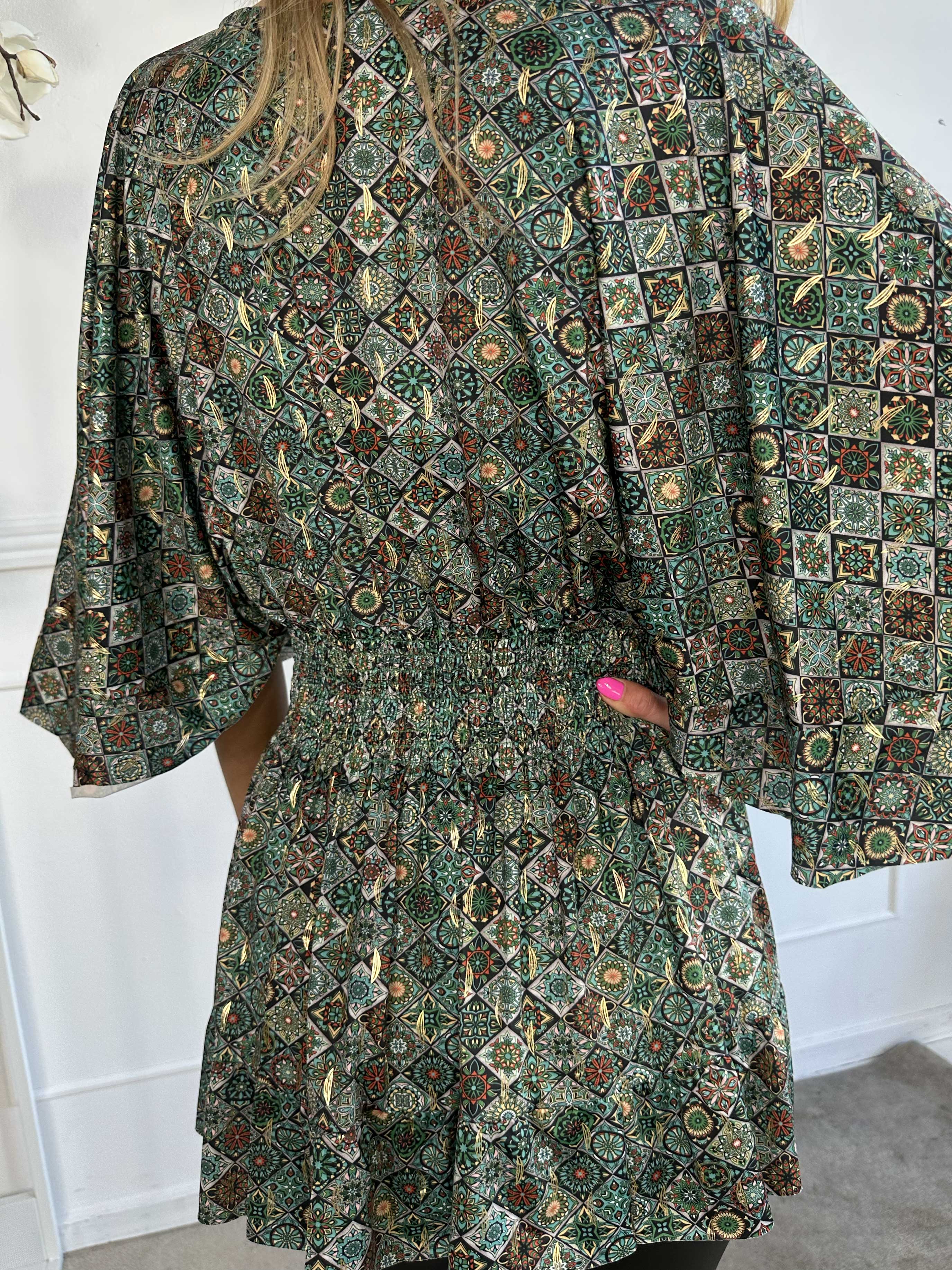 Pamela Mosaic Shirt - Elastisk tunika med smock og flæser